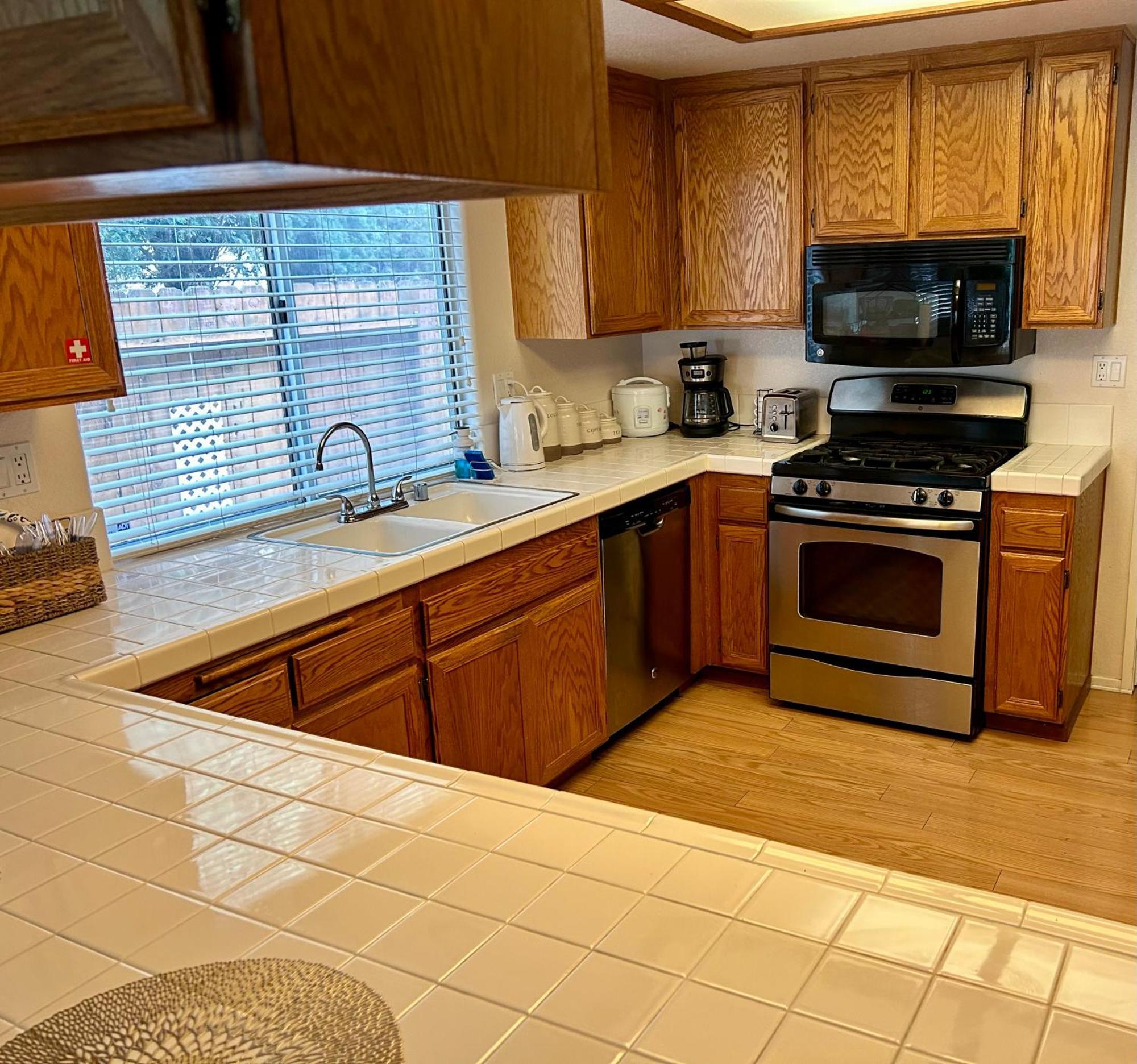 Golden Saddle Suite With Tv And Private Bathroom Хемет Екстериор снимка