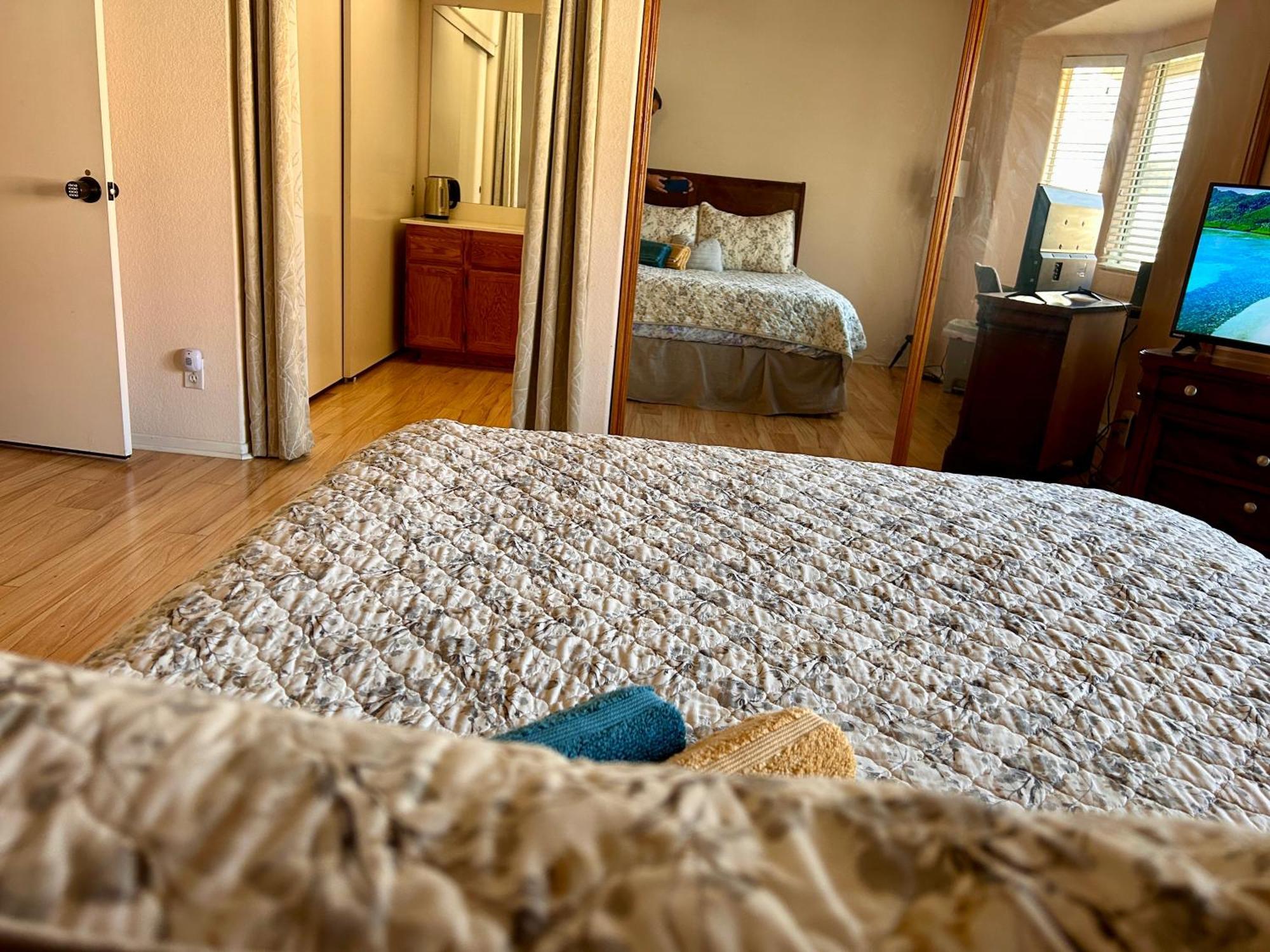 Golden Saddle Suite With Tv And Private Bathroom Хемет Екстериор снимка